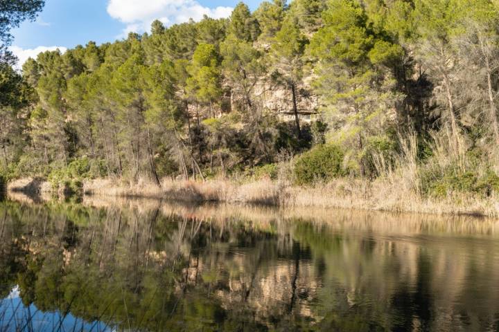 Reflejo del río Cabriel camino de Los Cuchillos