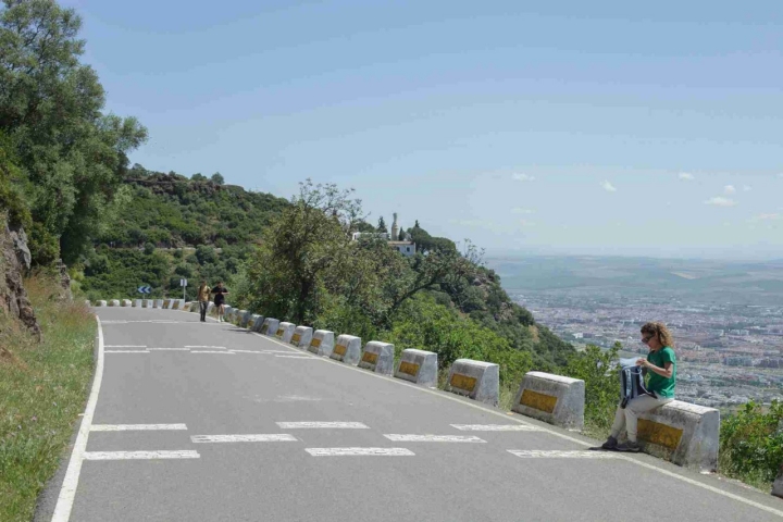 Último tramo de carretera, 500 metros antes de alcanzar el destino.