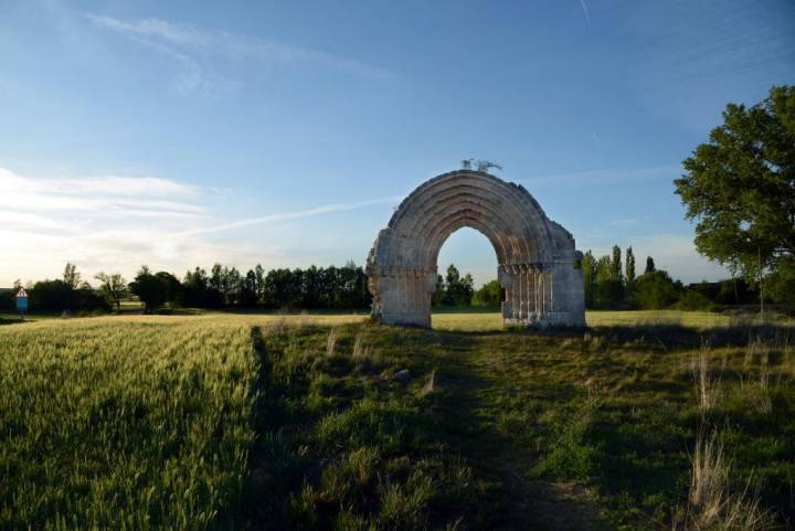 Aquí ya no vive nadie, pero el arco de San Miguel de Mazarreros bien merece una visita.