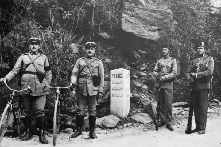 Gendarmes y Guardia Civil española en Pont de Rei, antes de que los nazis impermeabilizaran la frontera. Foto: M.Solé.