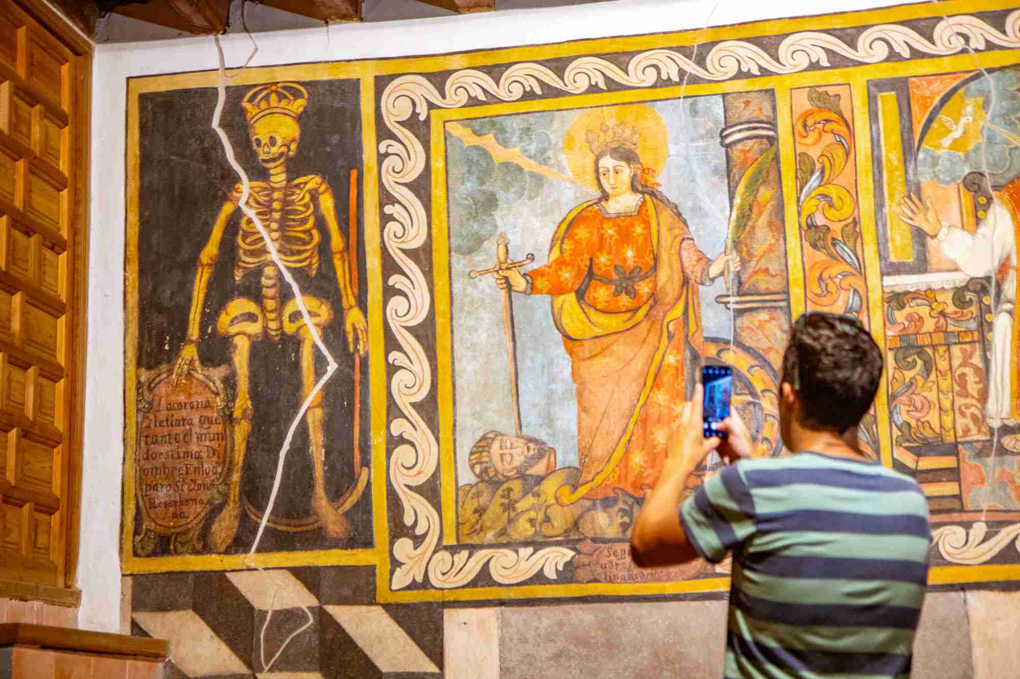 "La muerte coronada", pintura mural del barroco popular en la ermita de Belén.