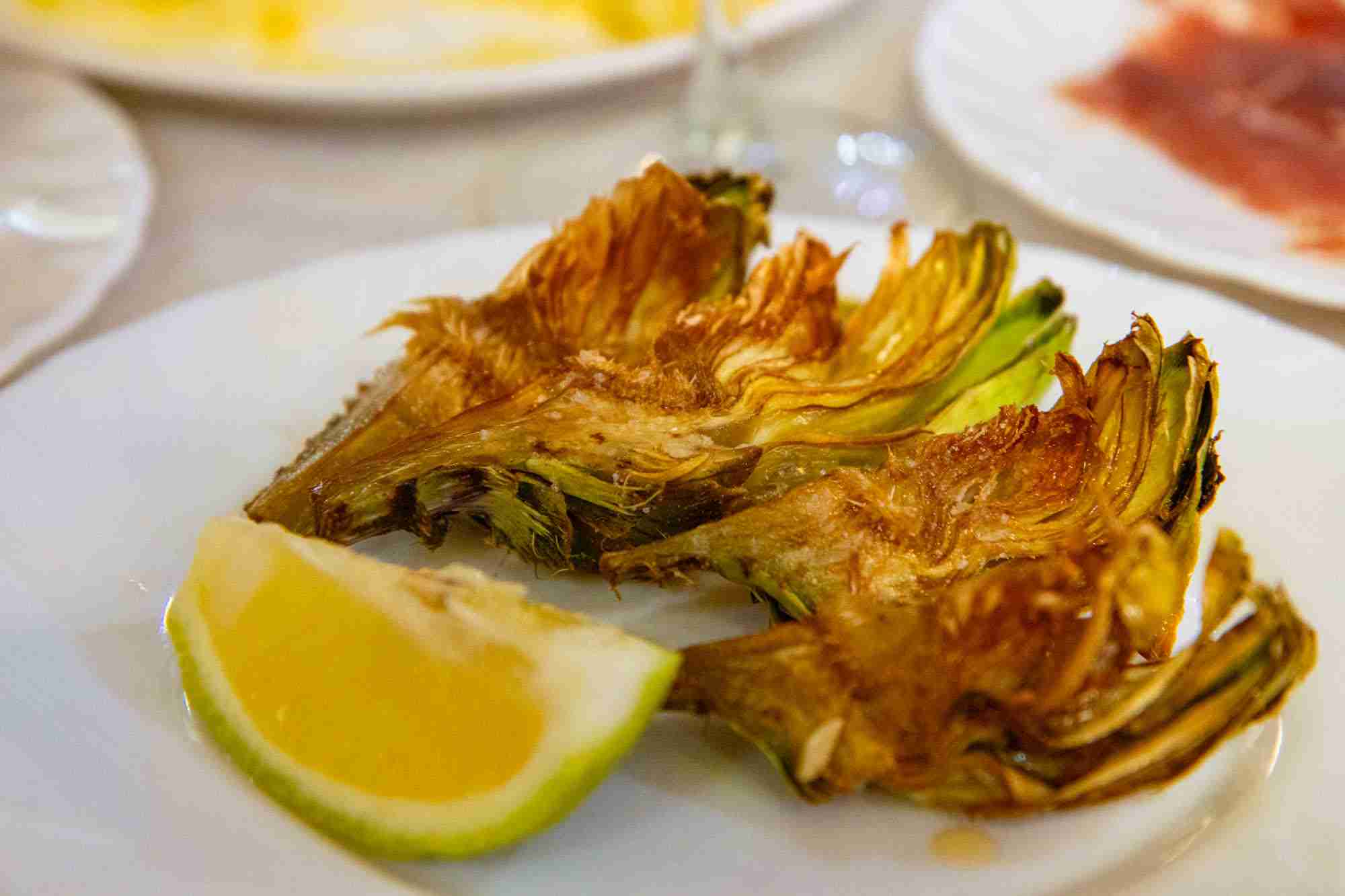 Plato de alcachofas del Mesón El Pozo.