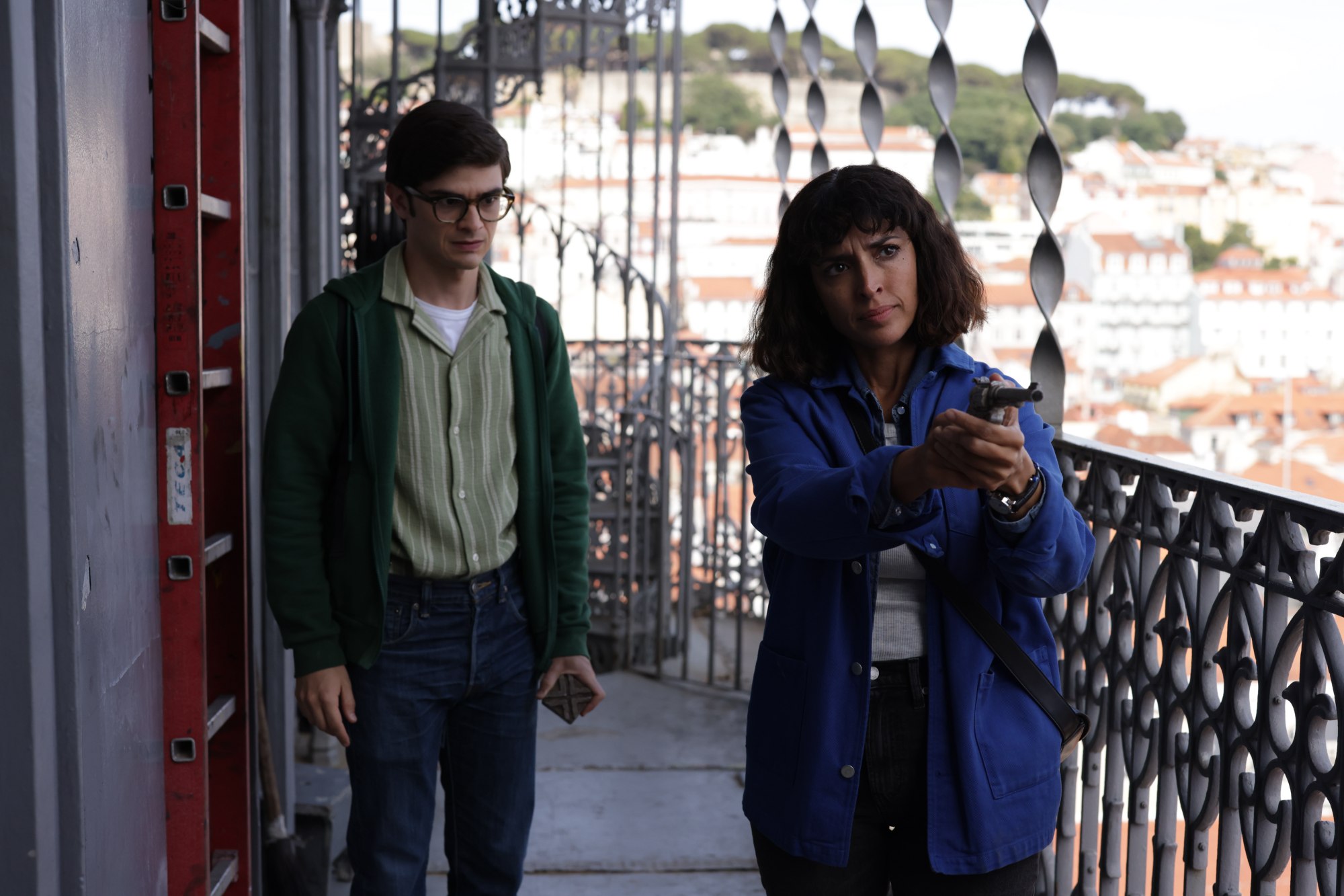 Inma Cuesta y Biel Montoro, en una escena de acción de Si es martes, es asesinato.