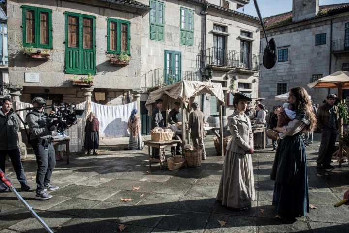 Verónica Sánchez (Inés) y Carlota Baró (Renata) en un momento del rodaje en Galicia.