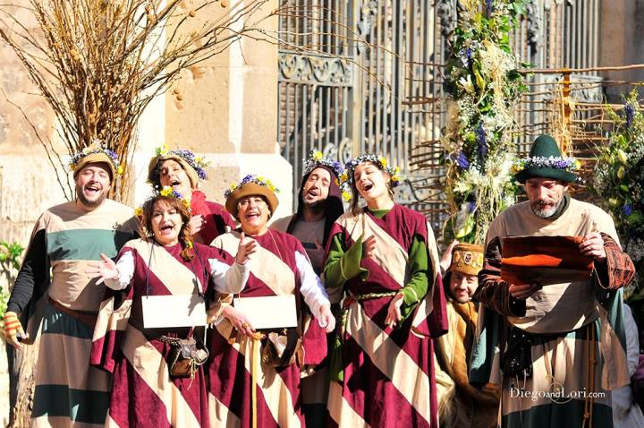 El casco histórico se llena de actividades, puestos de artesanía y gastronomía.