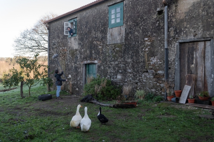 ANIMAL SALVAJE. Luis Zahera as Antón in episode 02 of ANIMAL SALVAJE. Cr. Jaime Olmedo/Netflix © 2024 ANIMAL SALVAJE. Luis Zahera as Antón in episode 02 of ANIMAL SALVAJE. Cr. Jaime Olmedo/Netflix © 2024
