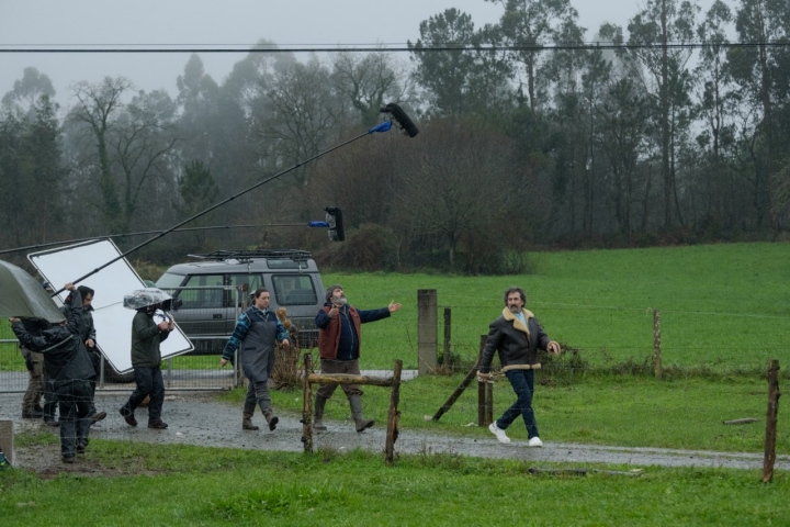 ANIMAL SALVAJE. Lucía Veiga as Loles, Pepo Suevos as Fermín, Luis Zahera as Antón in episode 03 of ANIMAL SALVAJE. Cr. Jaime Olmedo/Netflix © 2024 ANIMAL SALVAJE. Lucía Veiga as Loles, Pepo Suevos as Fermín, Luis Zahera as Antón in episode 03 of ANIMAL SALVAJE. Cr. Jaime Olmedo/Netflix © 2024