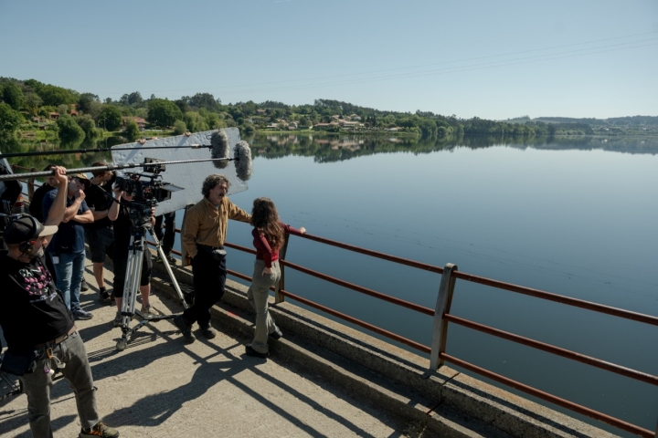 ANIMAL SALVAJE. Luis Zahera as Antón, Lucía Caraballo as Uxía in episode 09 of ANIMAL SALVAJE. Cr. Jaime Olmedo/Netflix © 2024 ANIMAL SALVAJE. Luis Zahera as Antón, Lucía Caraballo as Uxía in episode 09 of ANIMAL SALVAJE. Cr. Jaime Olmedo/Netflix © 2024
