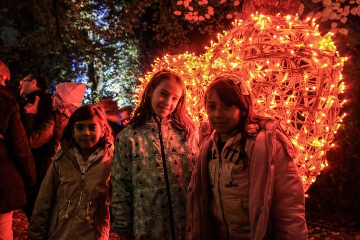 Fotos de niños en la Rotonda de los Corazones