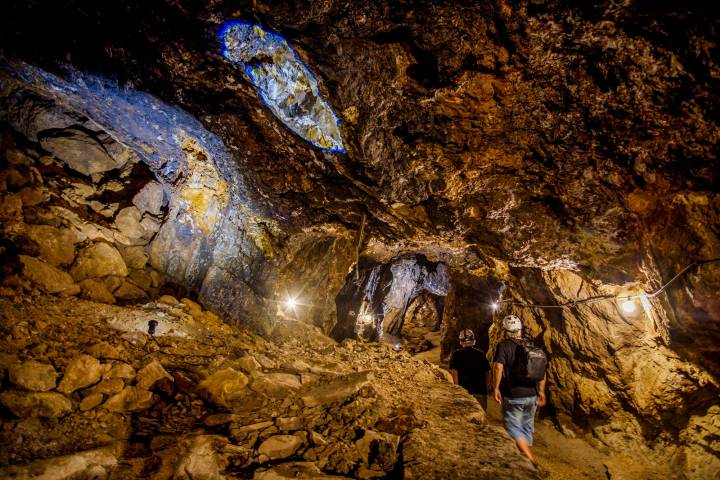 La estructura está tapizada por cristales de yeso, alguno de los cuales llega a medir casi dos metros.