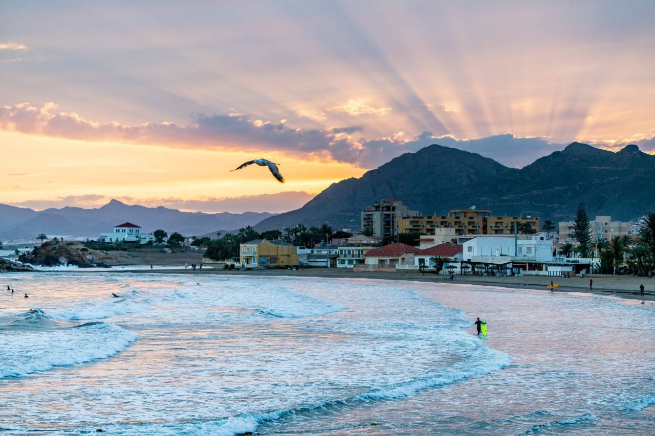 Las puestas de sol en Cala Bahía son un espectáculo para los sentidos.