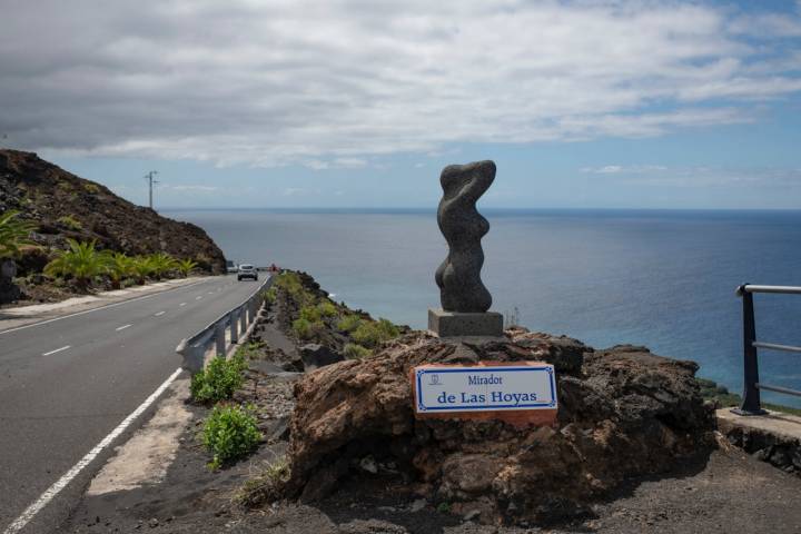 Un mirador muy cercano a la colada de lava del Tajogaite.