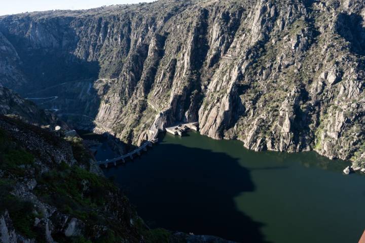 Las paredes de la presa tienen una altura de 140 metros desde los cimientos.