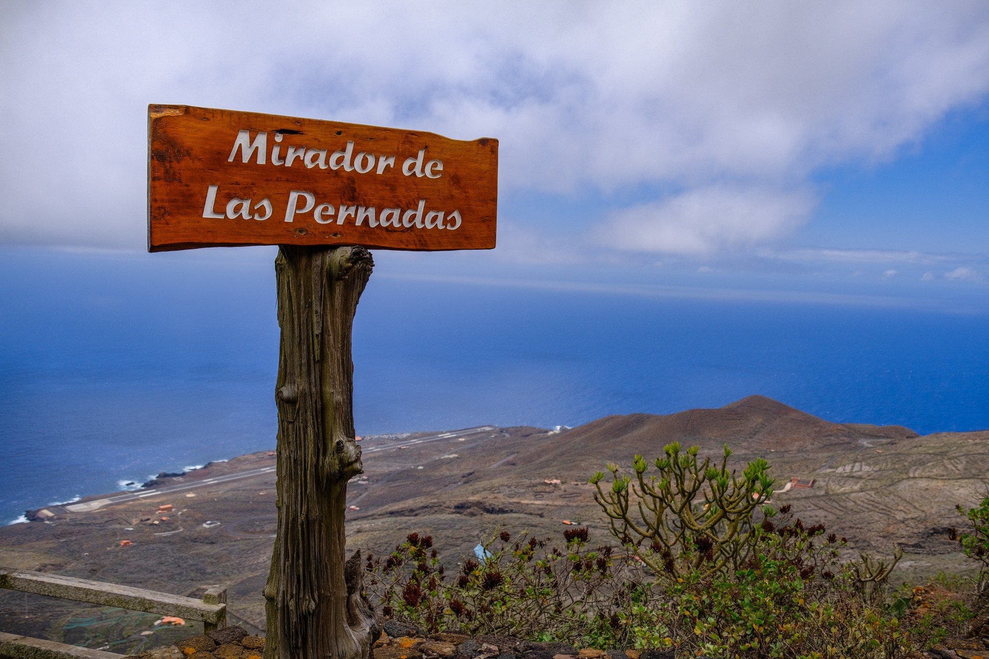 Letrero del Mirador de Las Pernadas con el mar al fondo.