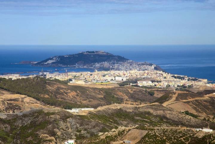 Las aguas del Atlántico y el Mediterráneo se funden desde este mirador ceutí. Foto: shutterstock.com