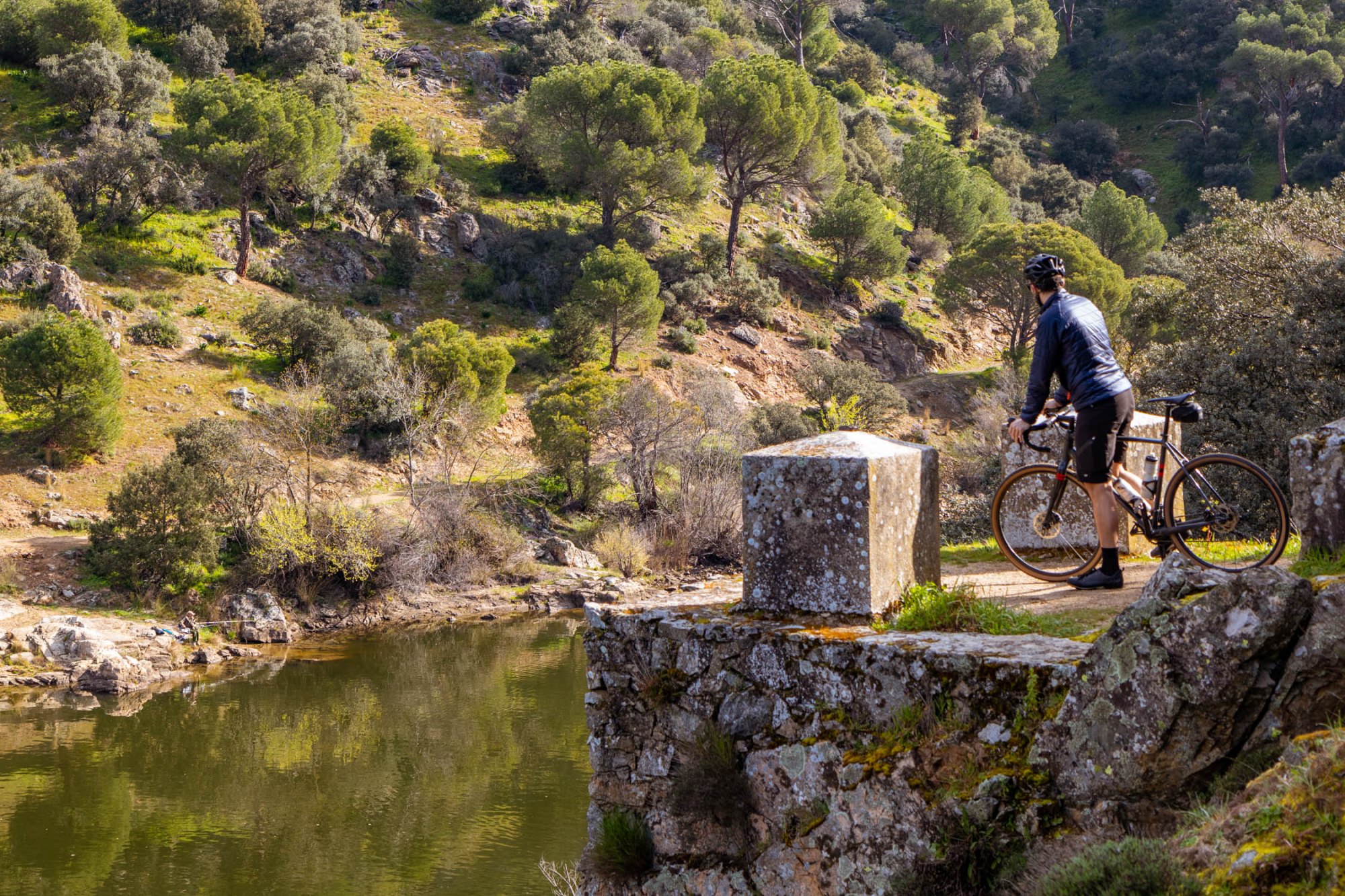Un ciclista observa el paisaje de naturaleza en la ruta por Pelayos de la Presa (Madrid)