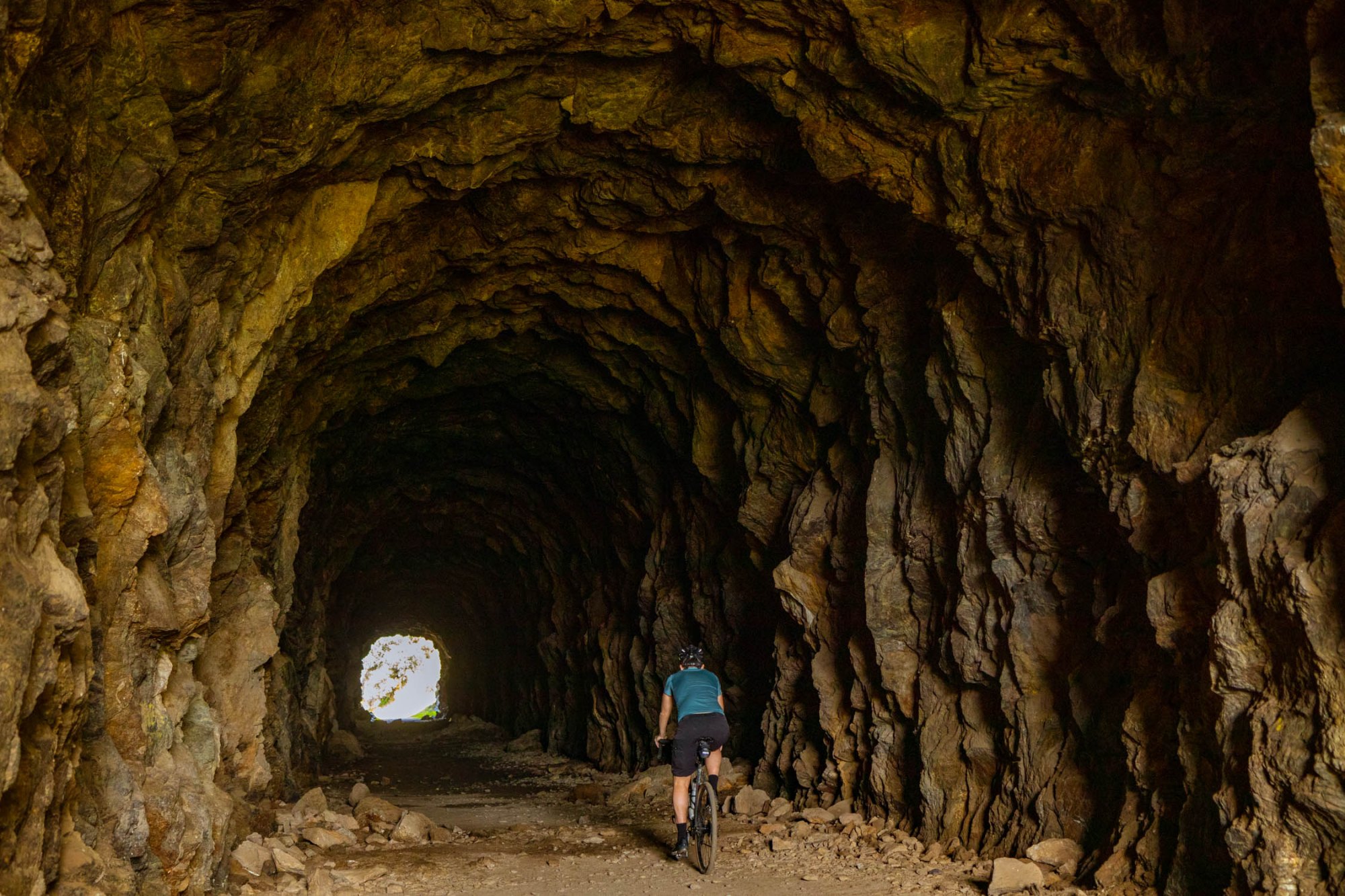 Túnel en la roca de la ruta por Pelayos de la Presa (Madrid)