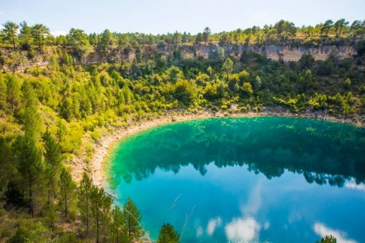 La Laguna del Tejo es, con sus vivos colores, todo un espectáculo a la vista. Foto: Agefotostock.