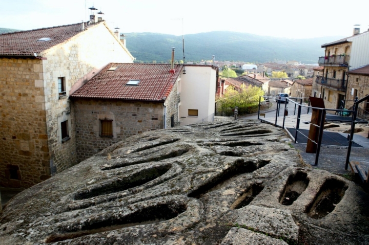 Necrópolis en el centro del pueblo de Remugiel de la Sierra (Burgos) Necrópolis en el centro del pueblo de Remugiel de la Sierra (Burgos)