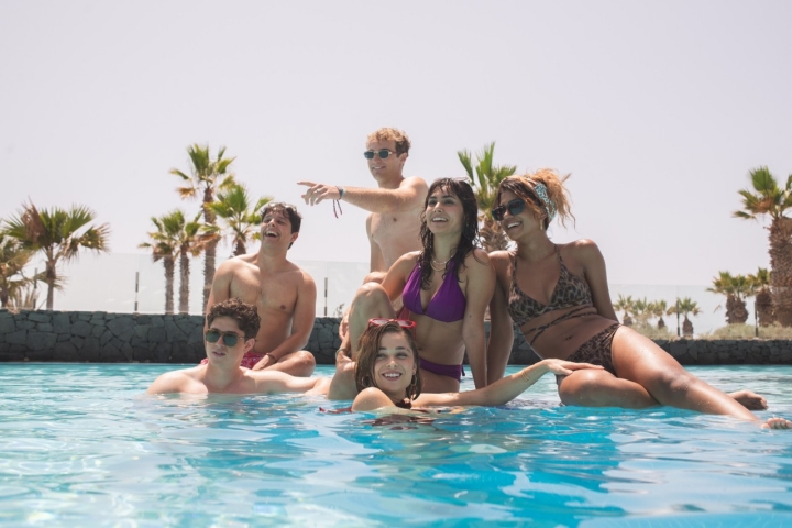 Los jóvenes protagonistas de la serie en la piscina.
