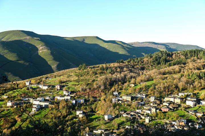 Folgoso do Courel, rodeado de montañas.