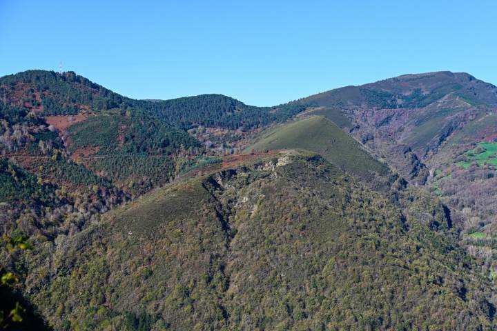 Las vistas del valle del río Lor desde el Mirador Mostaz.