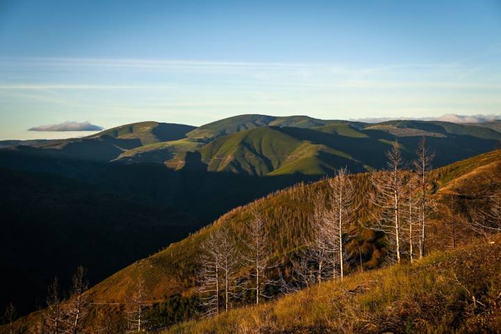 Sierra de O Courel teñida de tonos rojizos.