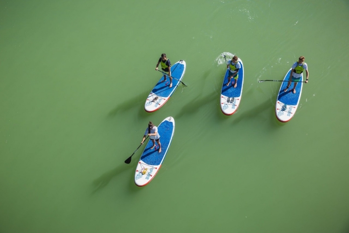 Las aguas del Guadalquivir forman una superficie plana perfecta para el 'paddle surf'.