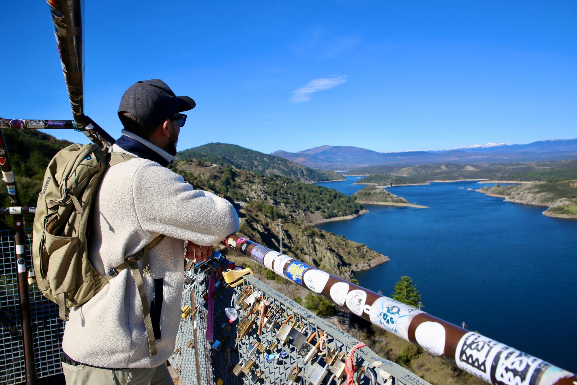 Candados en uno de los miradores al embalse