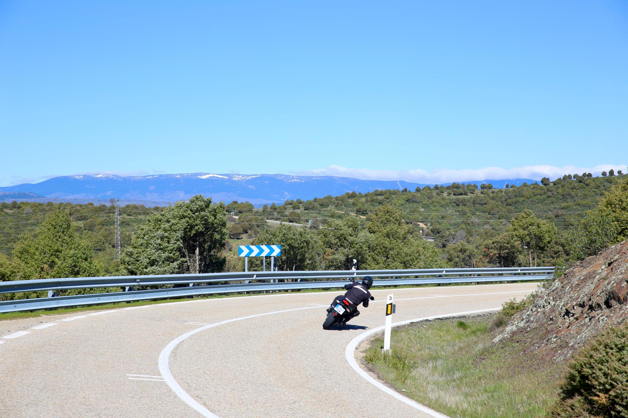 Motorista por una de las sinuosas y pintorescas carreteras