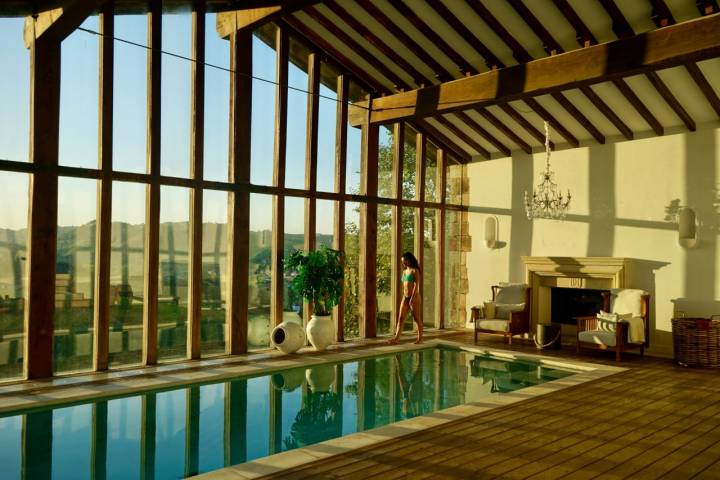 Piscina interior en hotel 'Helguera Palacio'