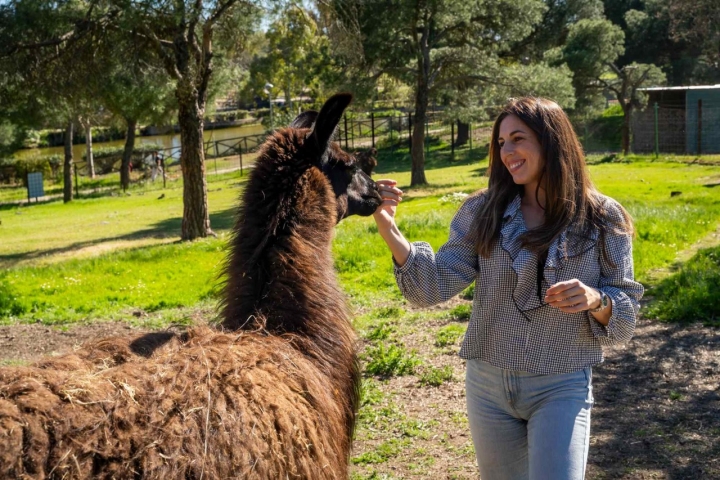 Mujer acariciando una llama.