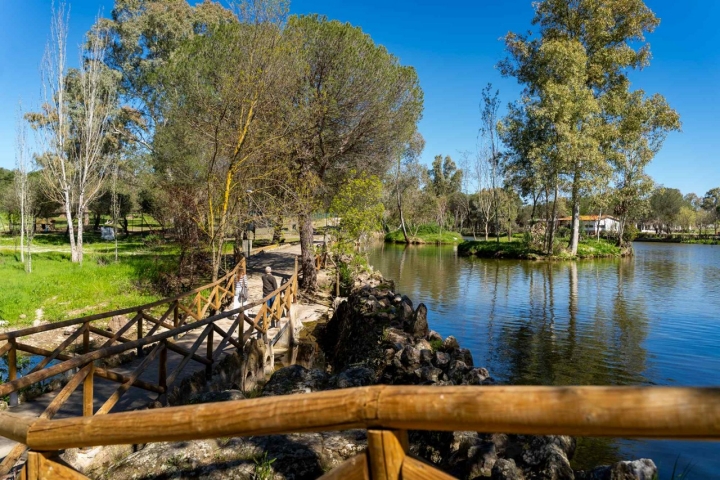 Paseo que rodea al lago.