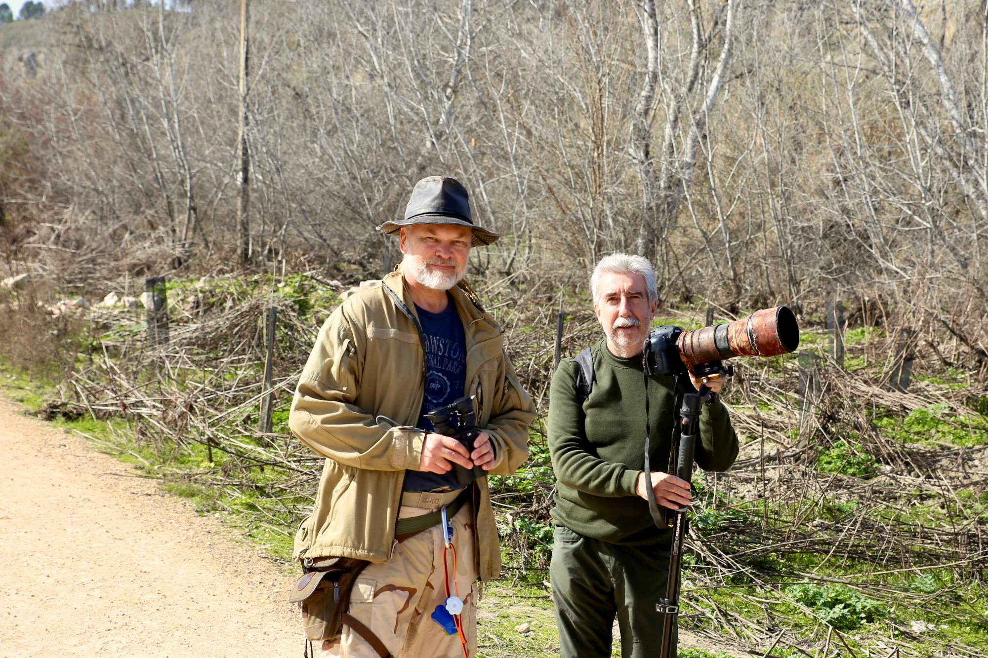 Ornitólogos paseando por una de las rutas de senderismo
