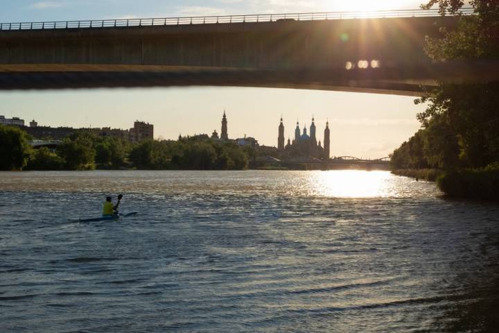 Parques de Zaragoza: Río Ebro (piragüismo frente a la Basílica del Pilar)