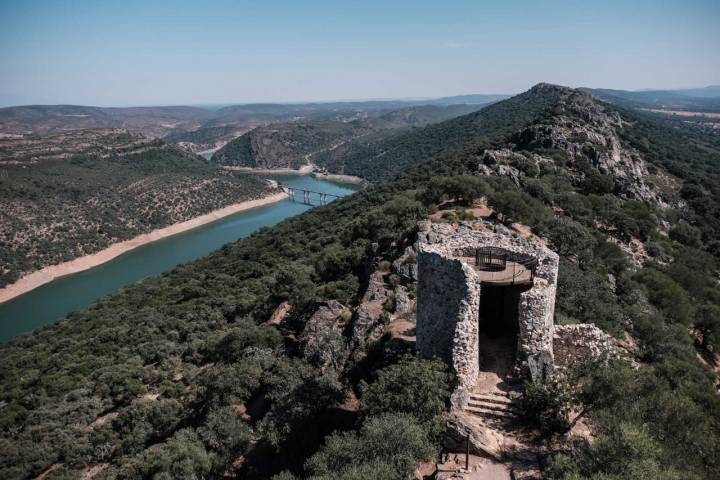 Desde el Castillo de Monfragüe también se puede ver por donde navega el barco.