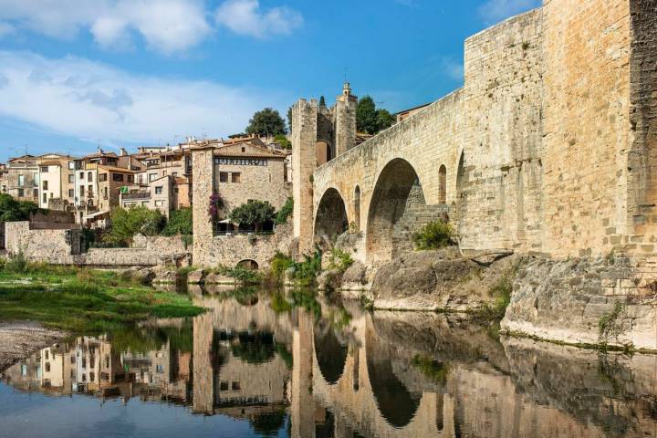 puente besalu reflejo fluvia