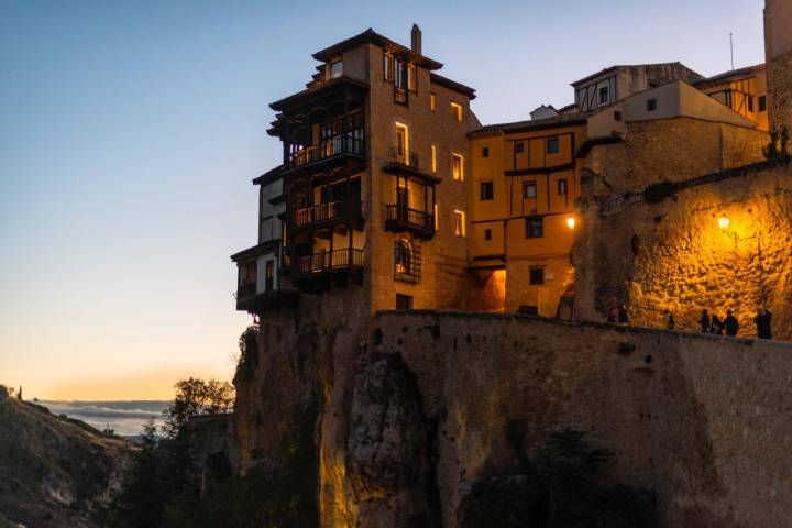 Casas Colgadas Iluminadas de noche