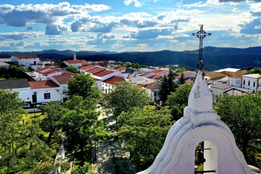 Un pueblo mágico de montaña entre cuevas y dehesas centenarias
