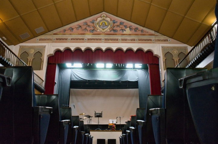 De estilo neomudéjar, el cine sigue siendo escenario de conciertos, teatro y de los carnavales.