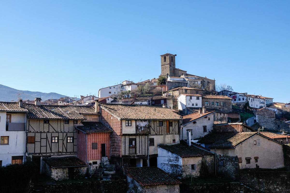 Vistas del pueblo desde el otro lado del puente de Fuente Chiquita.