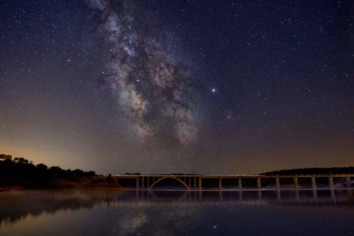 La Vía Láctea desde el embalse de Ricobayo y el  Puente la Estrella.