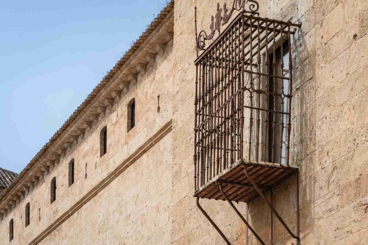 Palacio Ducal de Pastrana, Balcón enrejado de la habitación donde estuvo presa durante un año la Princesa de Eboli.