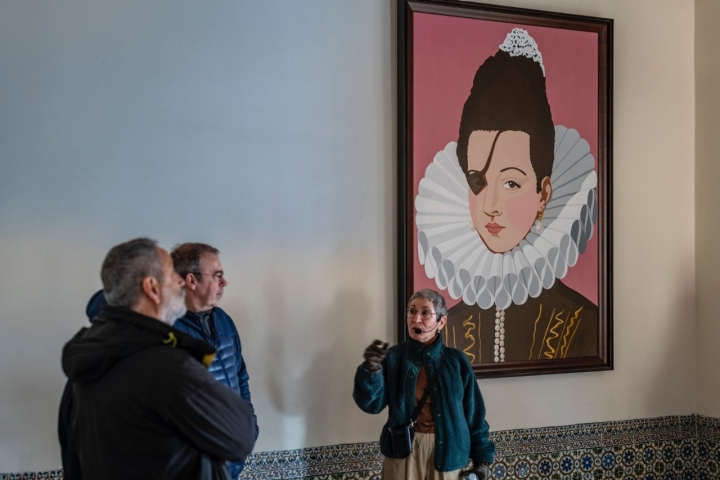 Paloma Gumiel y un retrato moderno de la Princesa de Éboli.