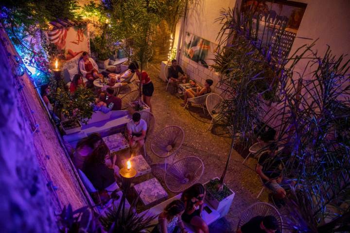 Gente tomando algo en un bar