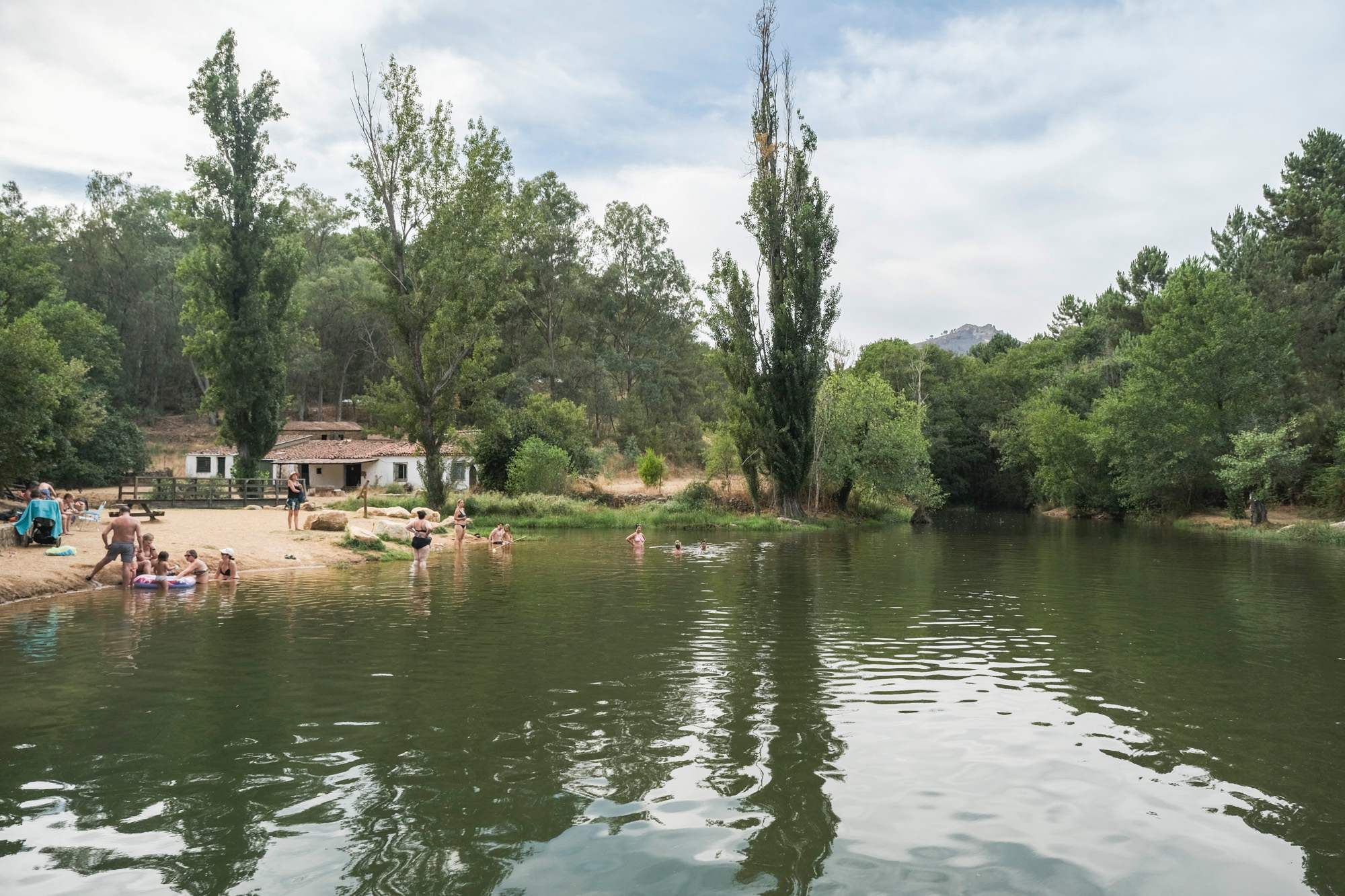 Varias personas se bañan en la Piscina Natural El Molino.