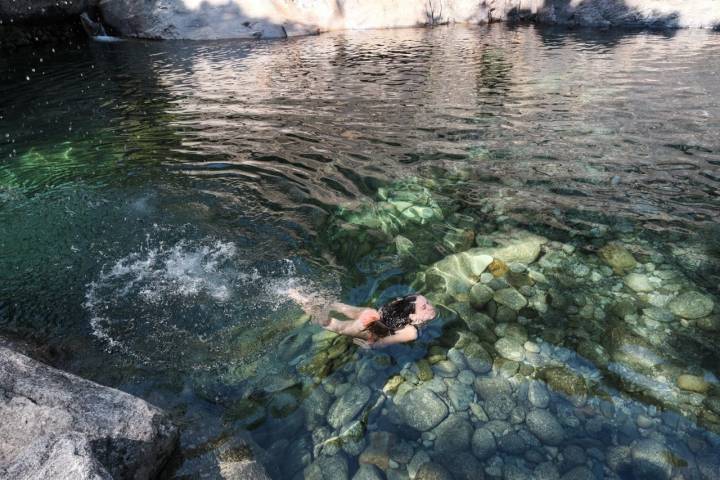 Una joven se baña en el Charco Verde de Guisando.