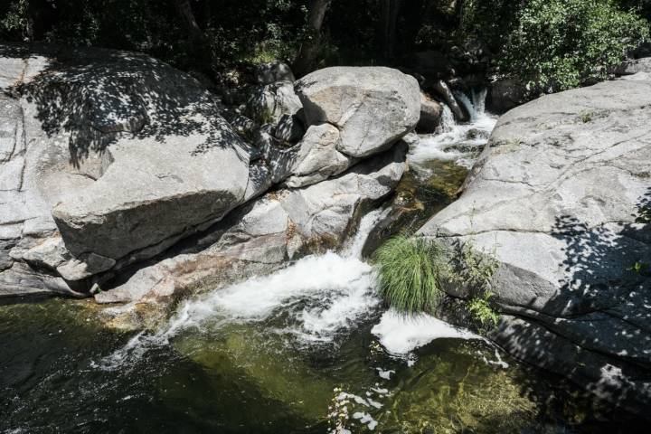 Agua cayendo en el charco conocido como Pozo Bolegán.