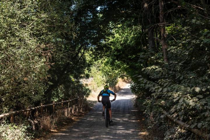 Un ciclista por un sendero de Navaluenga