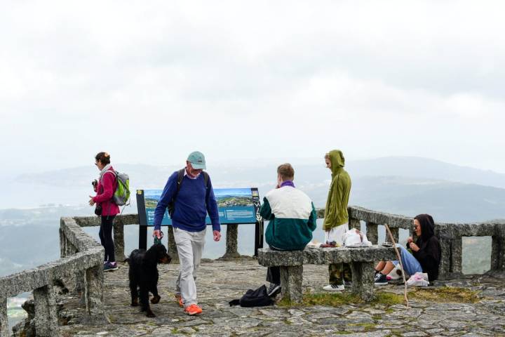 Turistas en el Mirador de A Curota